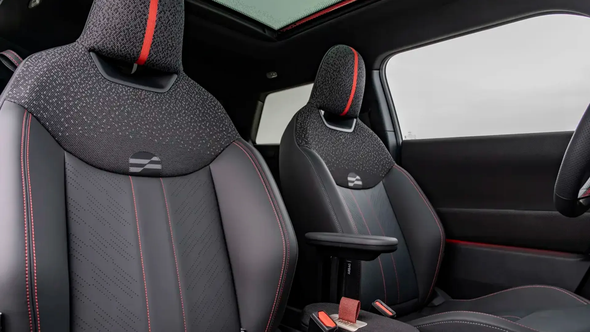 Elettronauti - Mini Cooper SE - Blu - Esterno - Vista anteriore a tre quarti