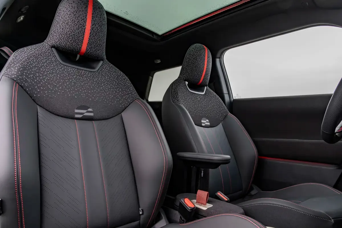 Elettronauti - Mini Cooper SE - Blu - Esterno - Vista anteriore a tre quarti