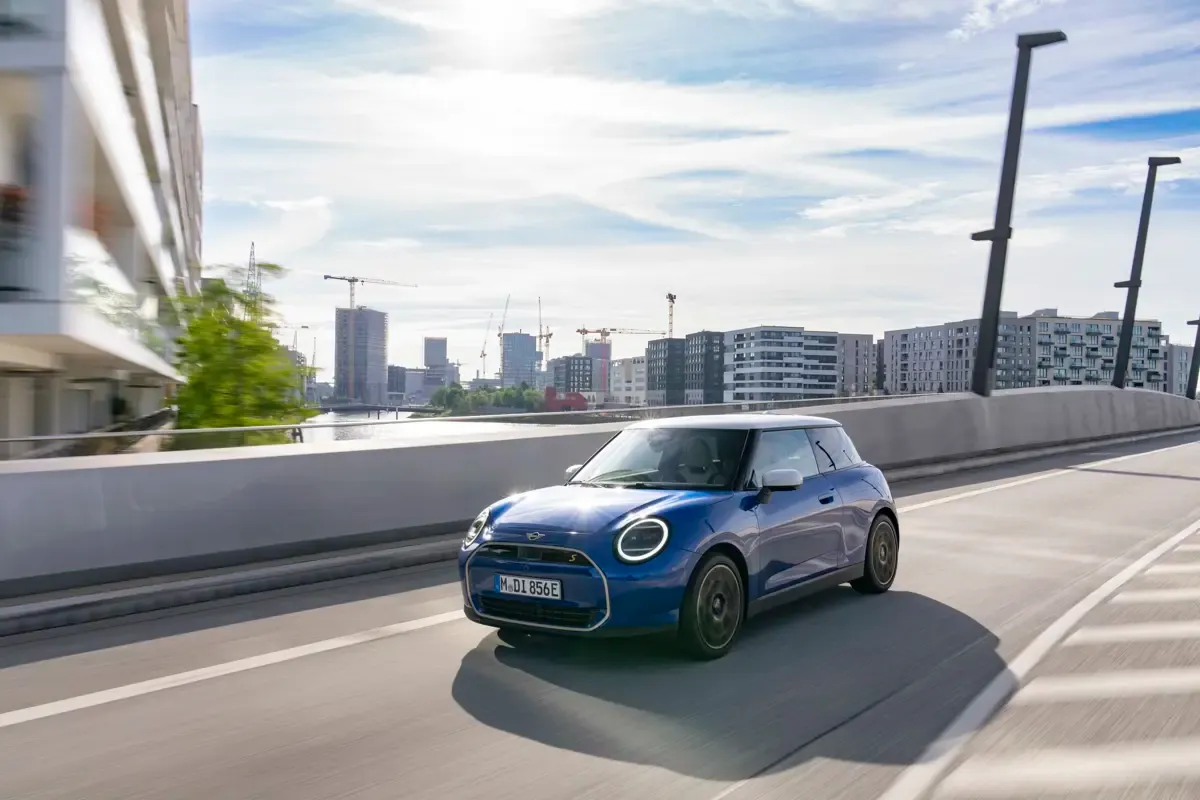 Elettronauti - Mini Cooper SE - Bianco - Esterno - Vista anteriore a tre quarti