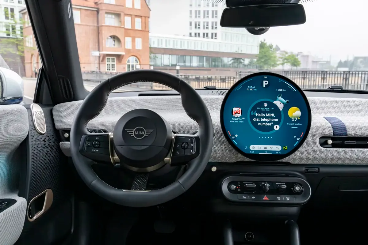 Elettronauti - Mini Cooper SE - Infotainment - Vista della plancia