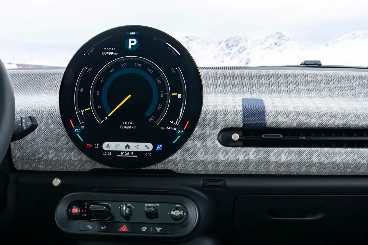 Elettronauti - Mini Cooper SE - Infotainment - Vista della plancia