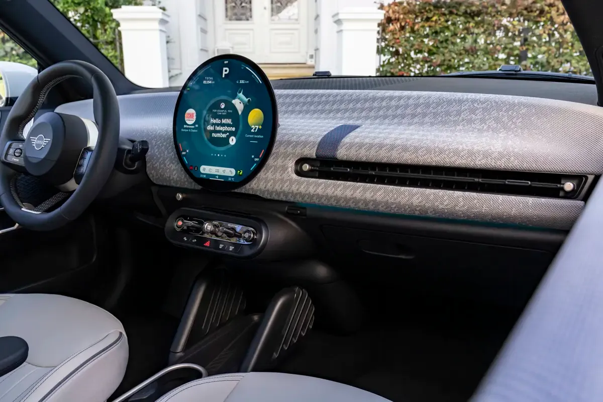 Elettronauti - Mini Cooper SE - Interni - Vista della plancia