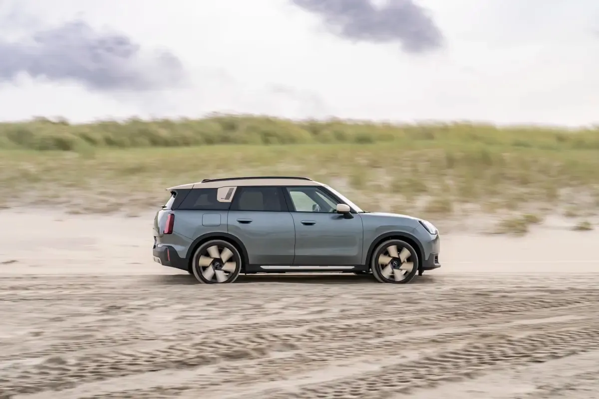 Elettronauti - Mini Countryman E - Verde - Esterno - Vista anteriore a tre quarti