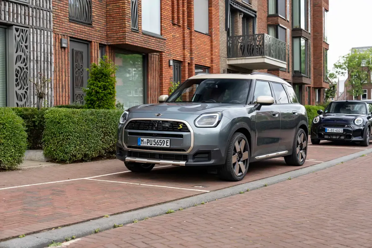 Elettronauti - Mini Countryman E - Verde - Esterno - Vista anteriore a tre quarti