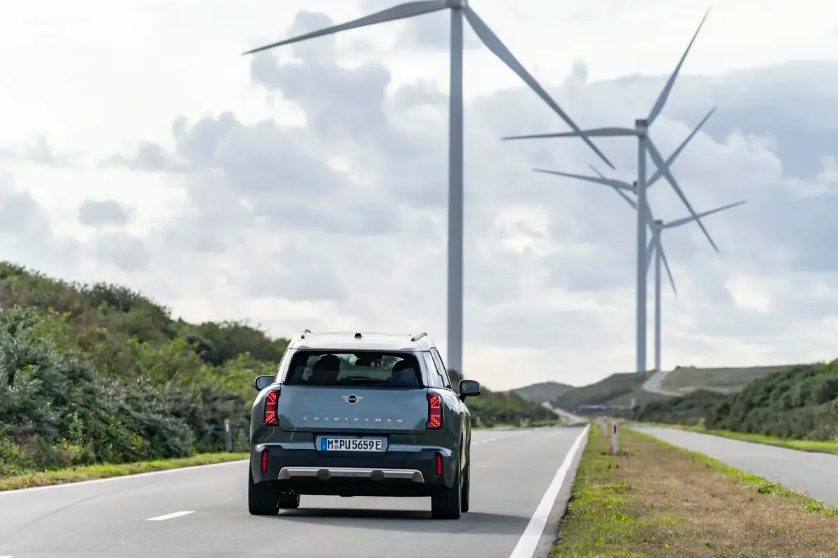 Elettronauti - Mini Countryman E - Verde - Esterno - Vista anteriore a tre quarti