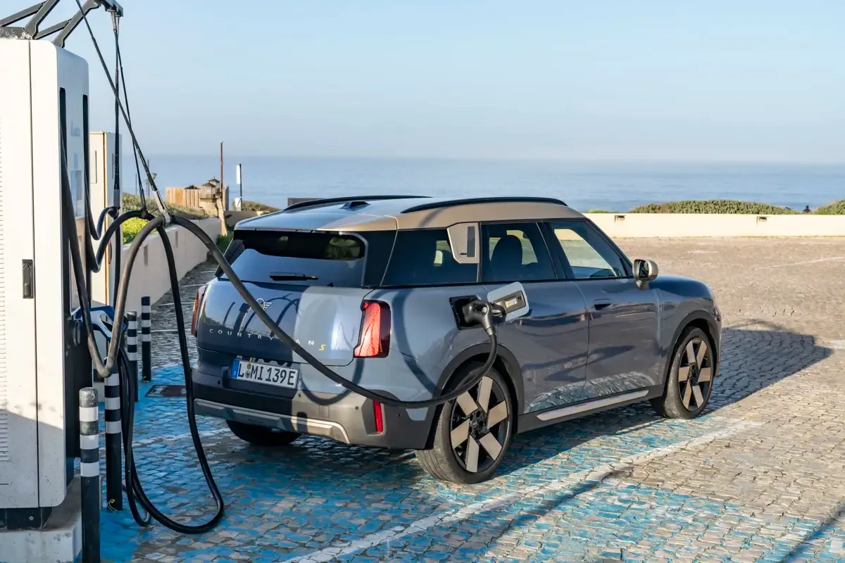 Elettronauti - Mini Countryman E - Verde - Esterno - Vista anteriore a tre quarti