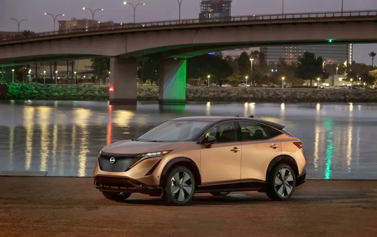 Elettronauti - Nissan Ariya 87kWh - Copper - Esterno - Vista anteriore a tre quarti