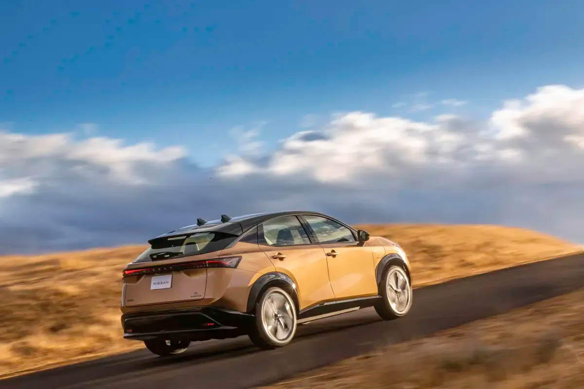 Elettronauti - Nissan Ariya 87kWh - Copper - Esterno - Vista anteriore a tre quarti