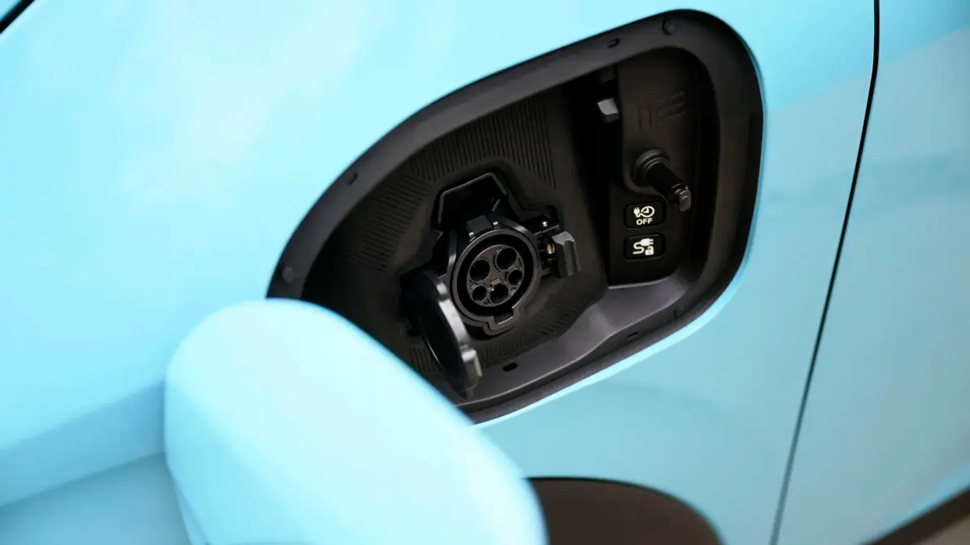 Elettronauti - Nissan Leaf Extended Range - Argento - Presa di ricarica - Vista anteriore