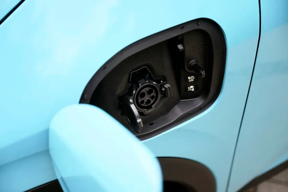 Elettronauti - Nissan Leaf Extended Range - Argento - Presa di ricarica - Vista anteriore