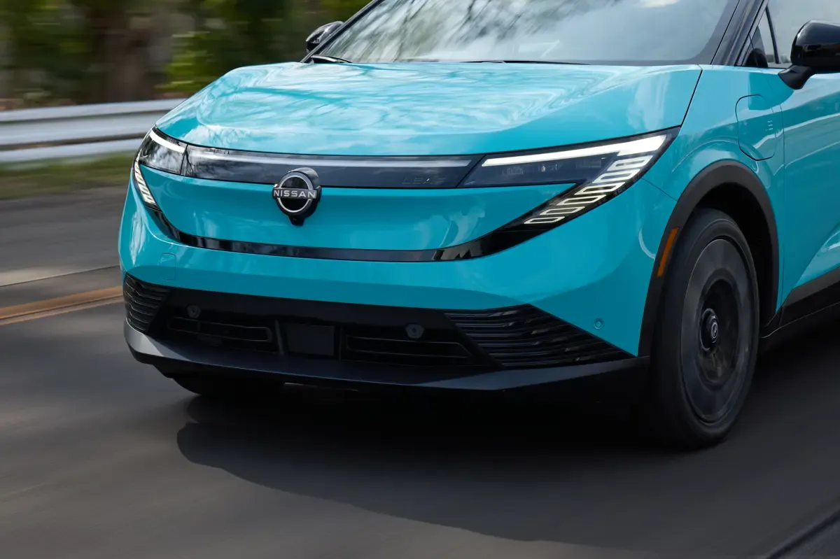 Elettronauti - Nissan Leaf Extended Range - Nero - Esterno - Vista anteriore a tre quarti