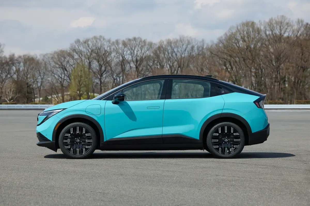 Elettronauti - Nissan Leaf Extended Range - Blu - Esterno - Vista anteriore a tre quarti