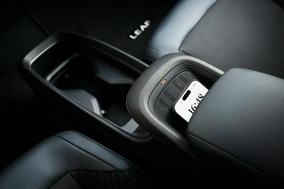 Elettronauti - Nissan Leaf Extended Range - Blu - Esterno - Vista anteriore a tre quarti
