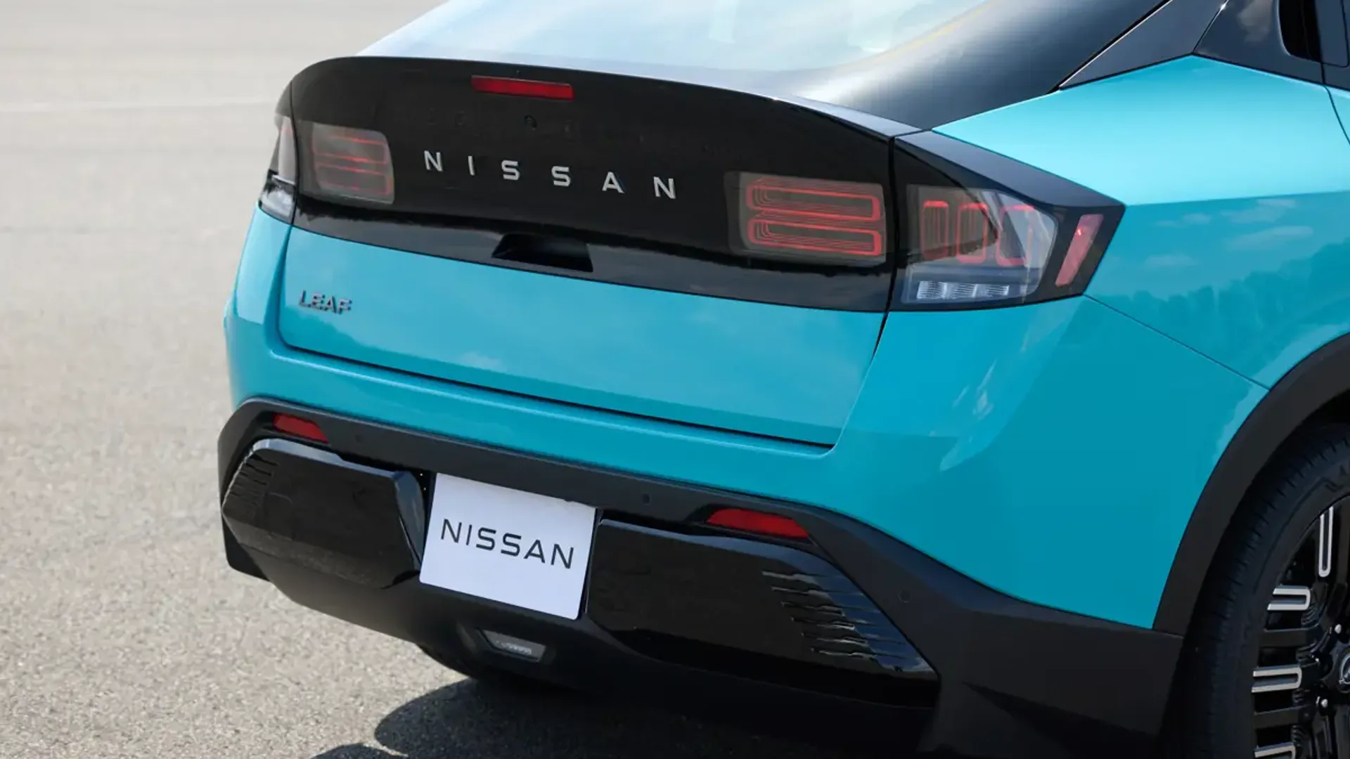 Elettronauti - Nissan Leaf Extended Range - Dark Grey - Esterno - Vista anteriore a tre quarti