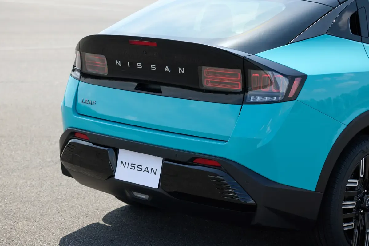 Elettronauti - Nissan Leaf Extended Range - Dark Grey - Esterno - Vista anteriore a tre quarti