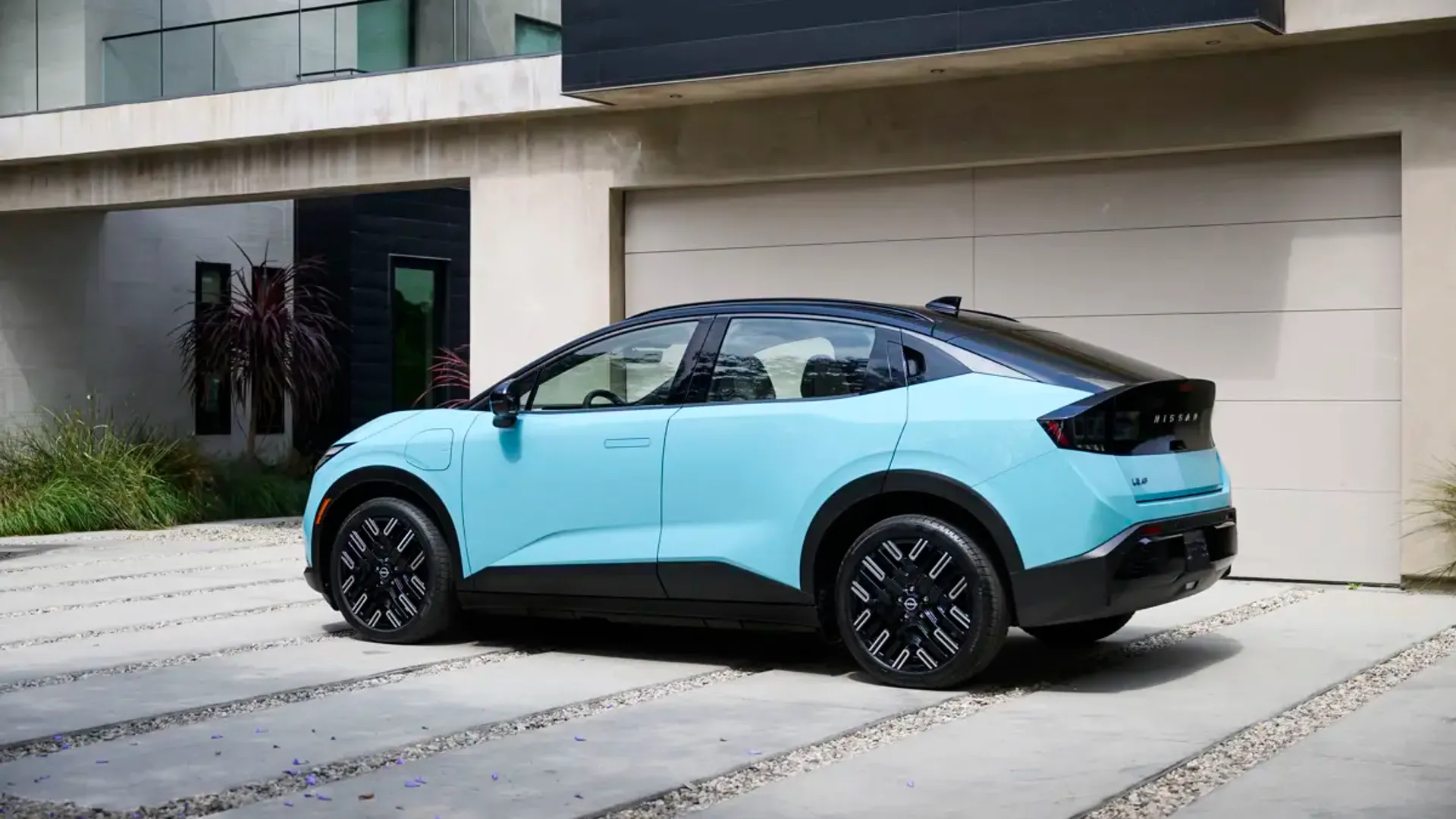 Elettronauti - Nissan Leaf Extended Range - Grigio - Esterno - Vista anteriore a tre quarti