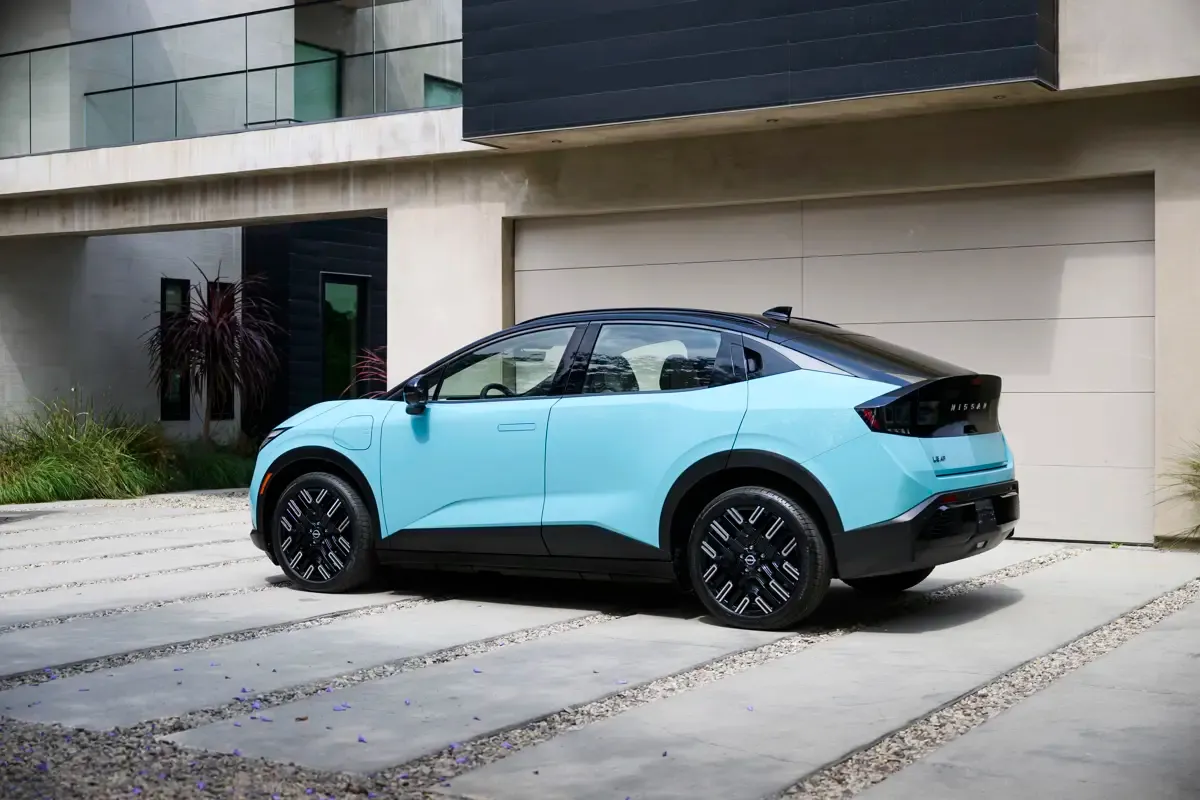 Elettronauti - Nissan Leaf Extended Range - Grigio - Esterno - Vista anteriore a tre quarti