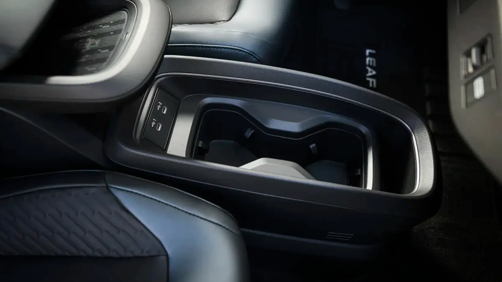Elettronauti - Nissan Leaf Extended Range - Grigio - Esterno - Vista anteriore a tre quarti