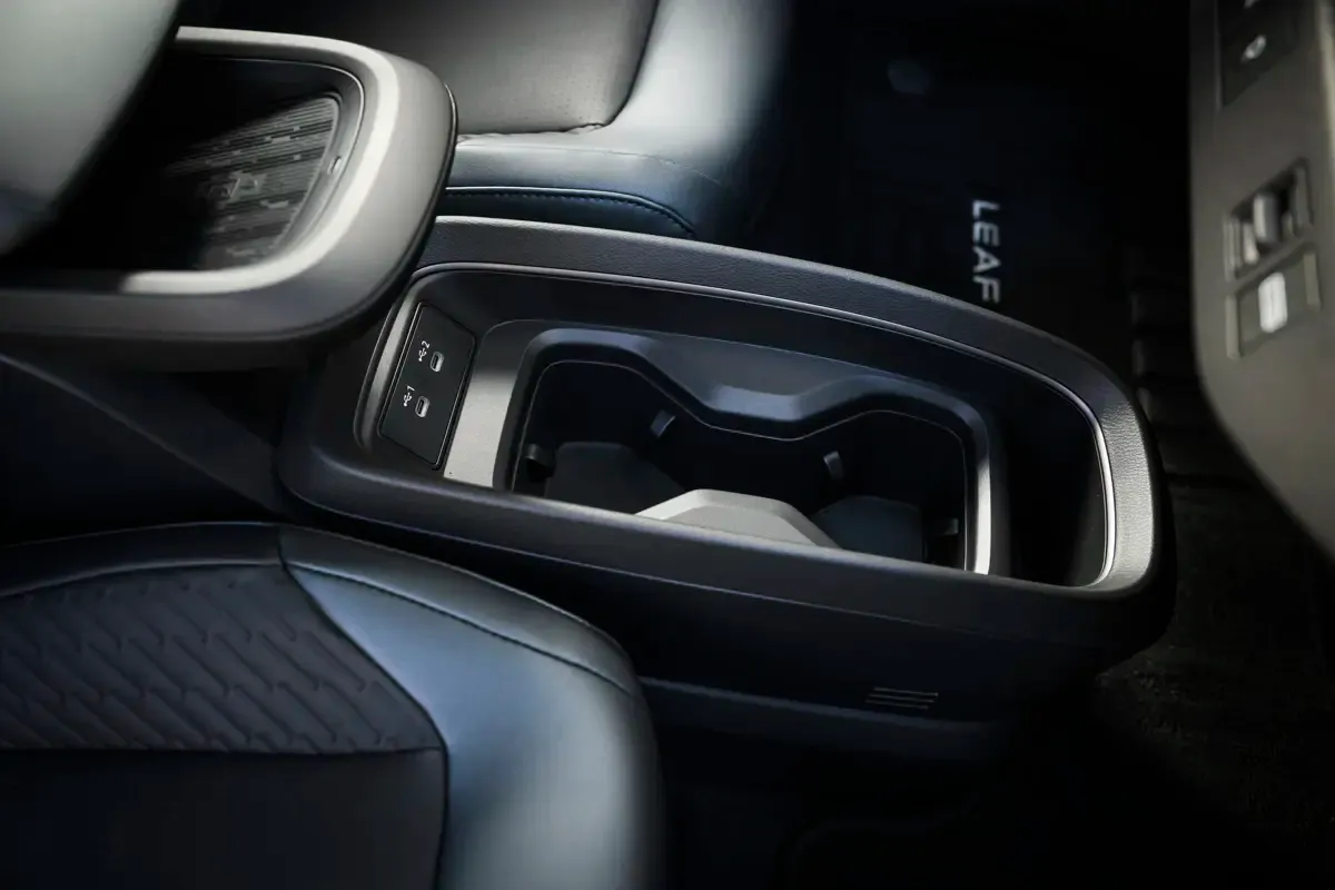 Elettronauti - Nissan Leaf Extended Range - Grigio - Esterno - Vista anteriore a tre quarti