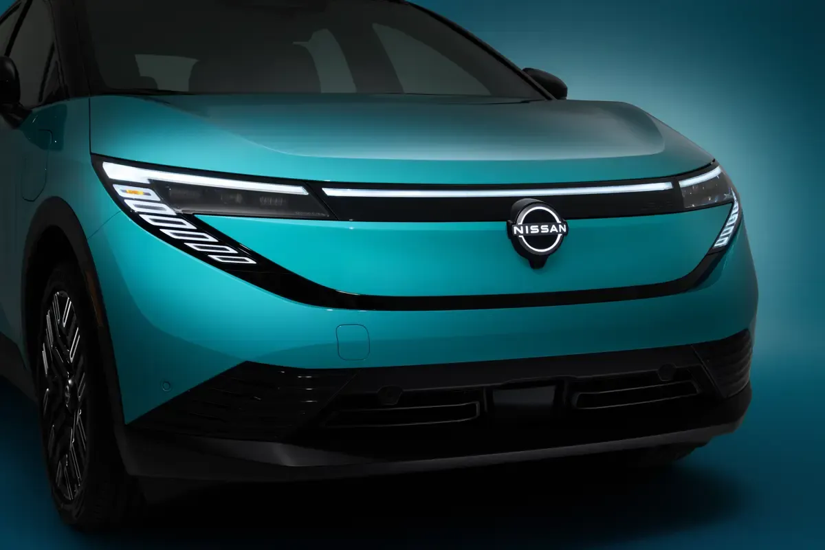 Elettronauti - Nissan Leaf Extended Range - Bianco - Esterno - Vista anteriore a tre quarti
