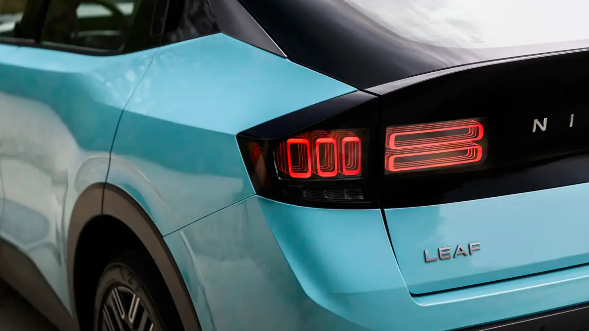 Elettronauti - Nissan Leaf Extended Range - Esterno - Vista posteriore a tre quarti