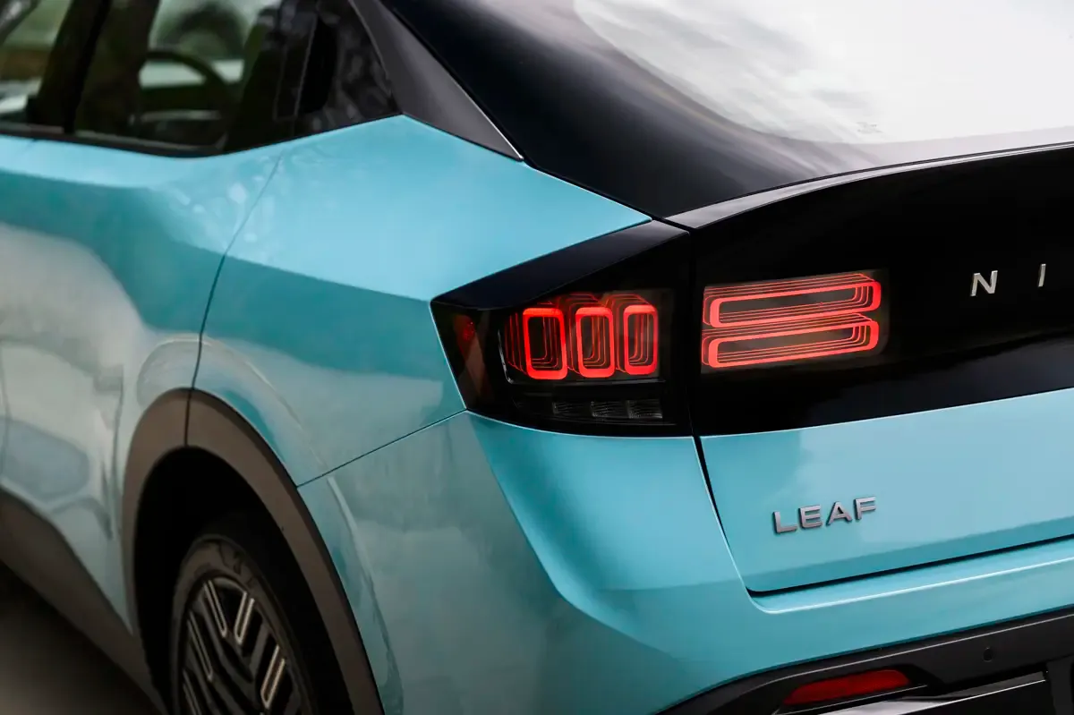 Elettronauti - Nissan Leaf Extended Range - Esterno - Vista posteriore a tre quarti