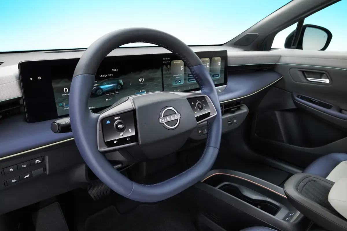 Elettronauti - Nissan Leaf Extended Range - Argento - Infotainment - Vista anteriore a tre quarti