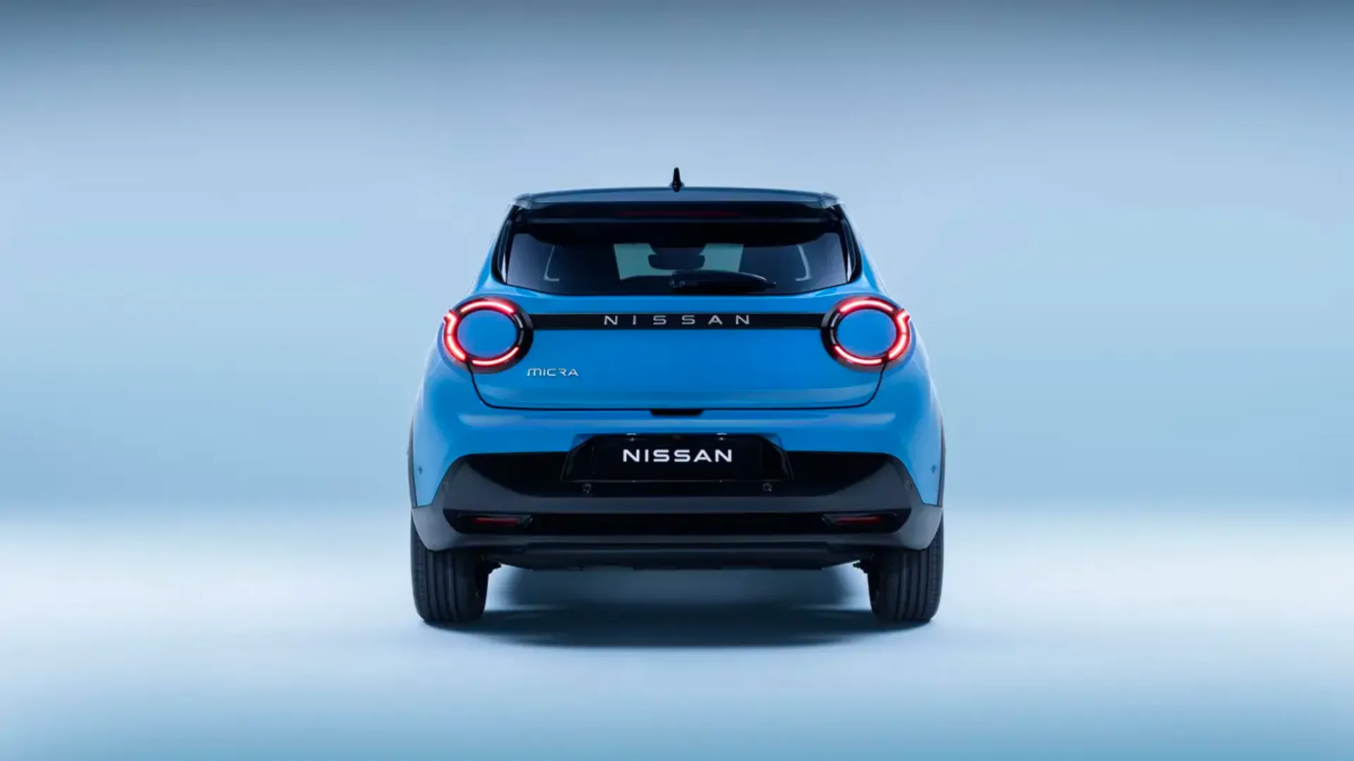 Elettronauti - Nissan Micra Extended Range 52 kWh - Argento - Esterno - Vista anteriore a tre quarti