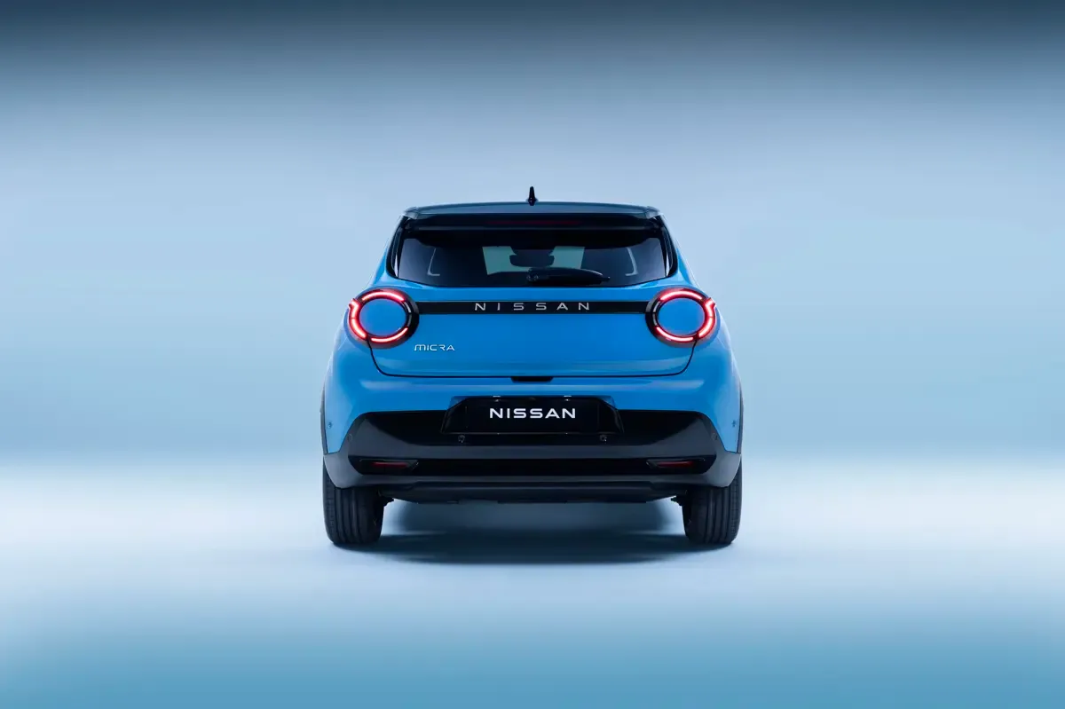 Elettronauti - Nissan Micra Extended Range 52 kWh - Argento - Esterno - Vista anteriore a tre quarti