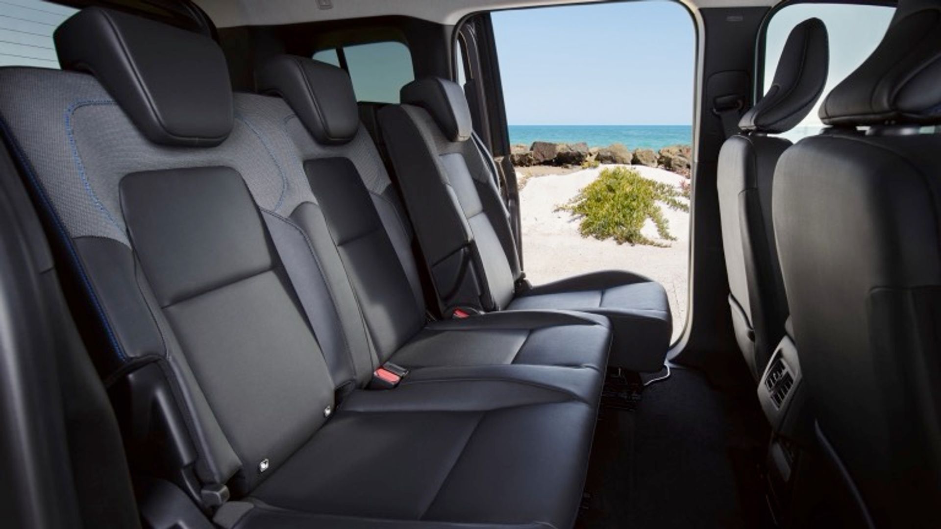 Elettronauti - Nissan Townstar EV Passenger - Dark Grey - Esterno - Vista anteriore a tre quarti