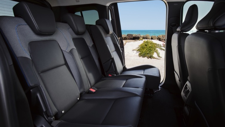 Elettronauti - Nissan Townstar EV Passenger - Dark Grey - Esterno - Vista anteriore a tre quarti