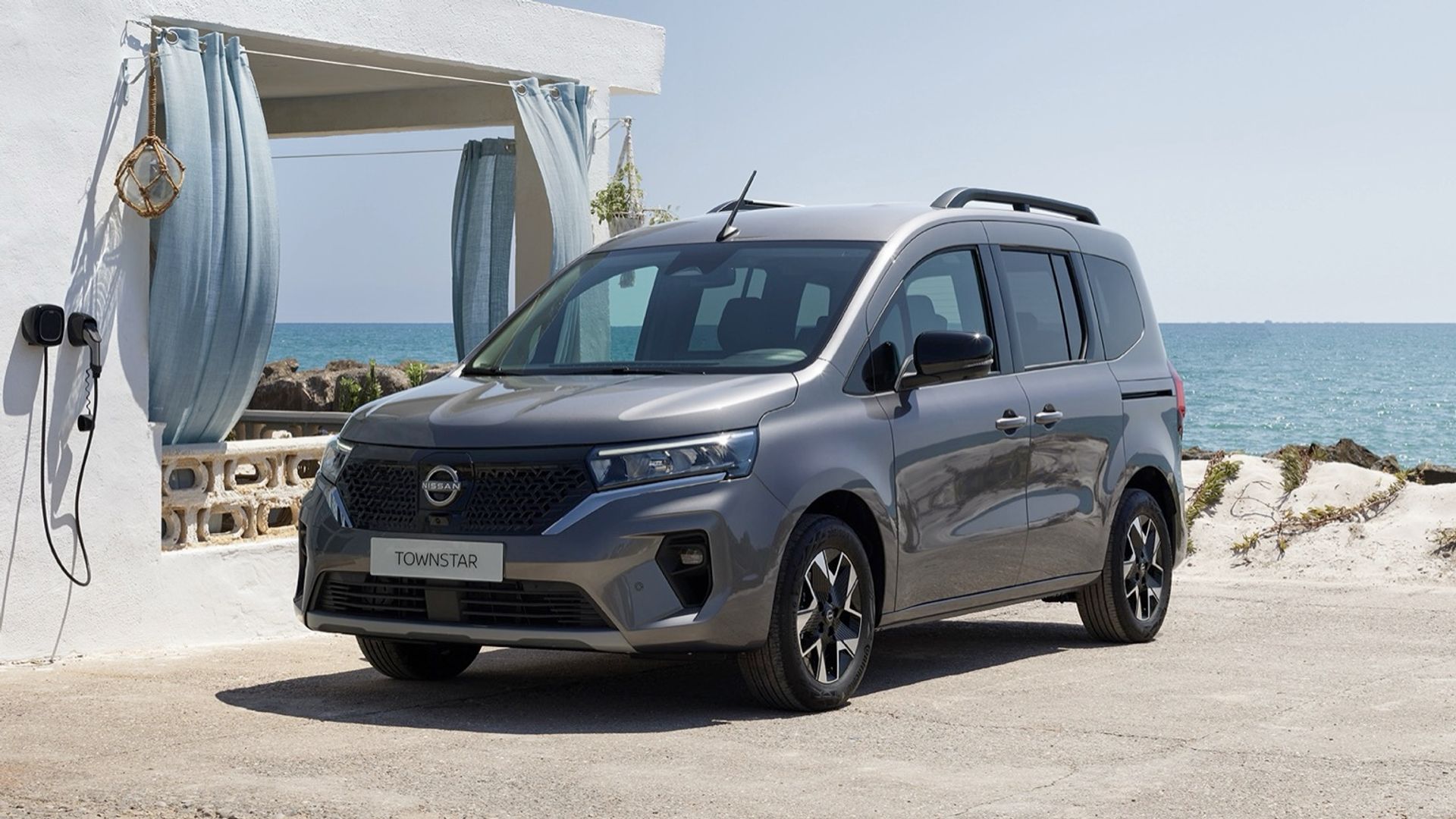 Elettronauti - Nissan Townstar EV Passenger - Argento - Esterno - Vista anteriore a tre quarti