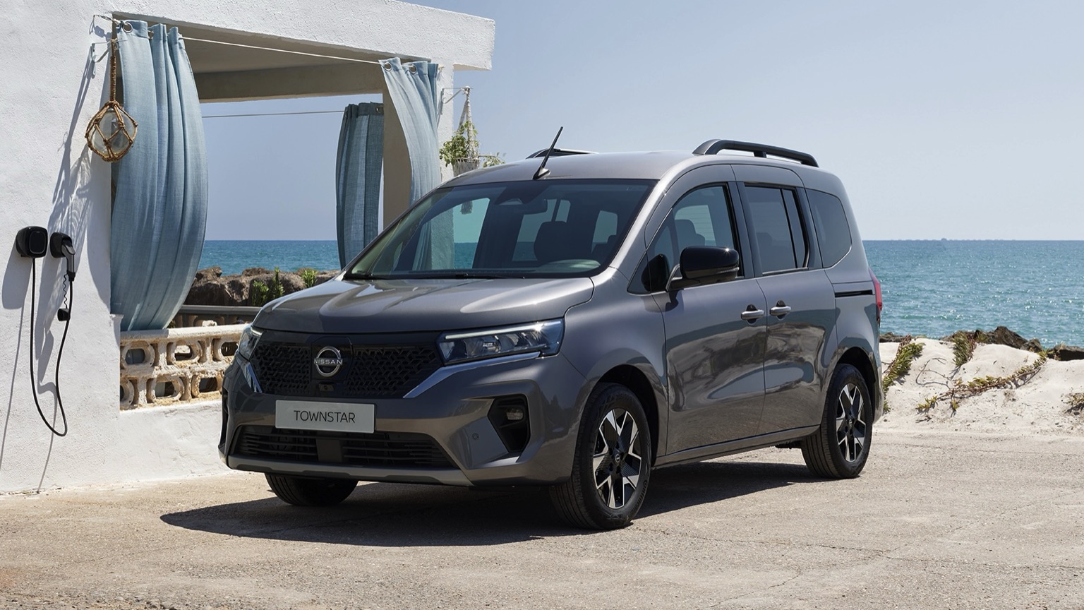 Elettronauti - Nissan Townstar EV Passenger - Argento - Esterno - Vista anteriore a tre quarti