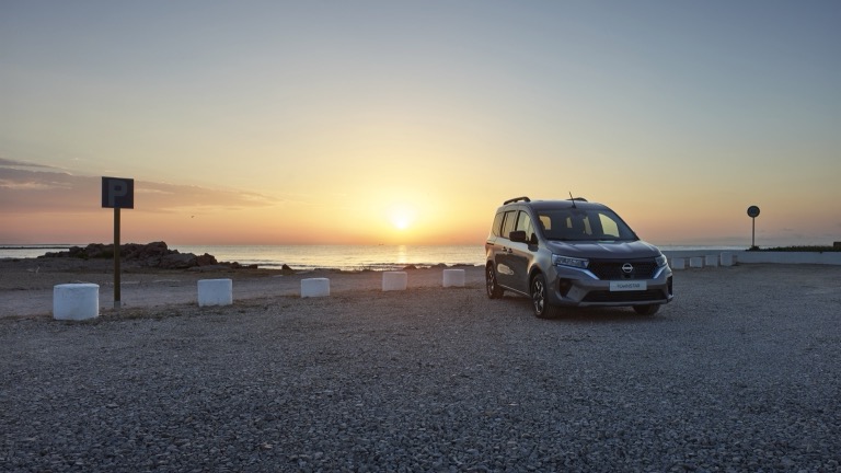 Elettronauti - Nissan Townstar EV Passenger - Bianco - Esterno - Vista anteriore a tre quarti
