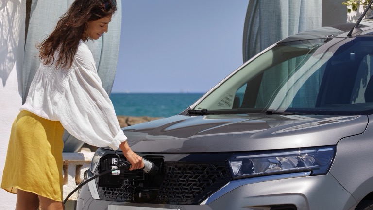 Elettronauti - Nissan Townstar EV Passenger - Bianco - Esterno - Vista anteriore a tre quarti