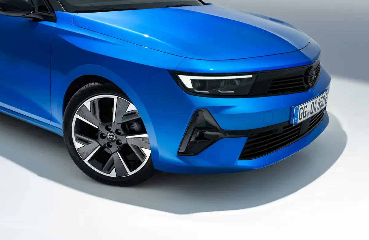 Elettronauti - Opel Astra Electric 54kWh - Nero - Esterno - Vista anteriore
