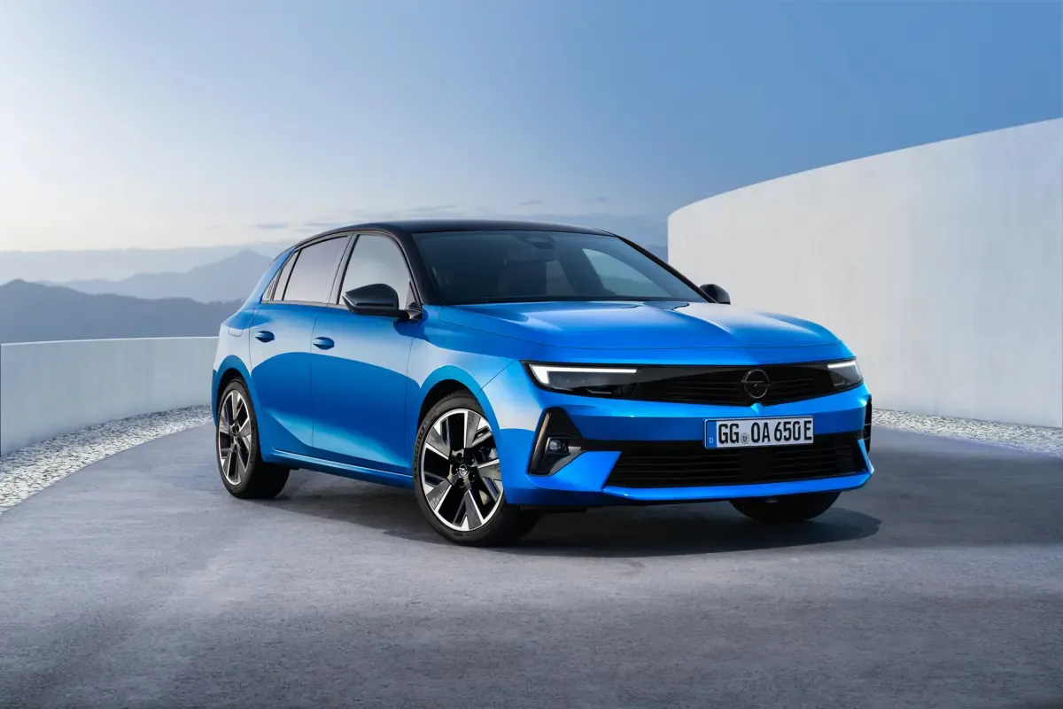Elettronauti - Opel Astra Electric 54kWh - Dark Grey - Esterno - Vista anteriore a tre quarti