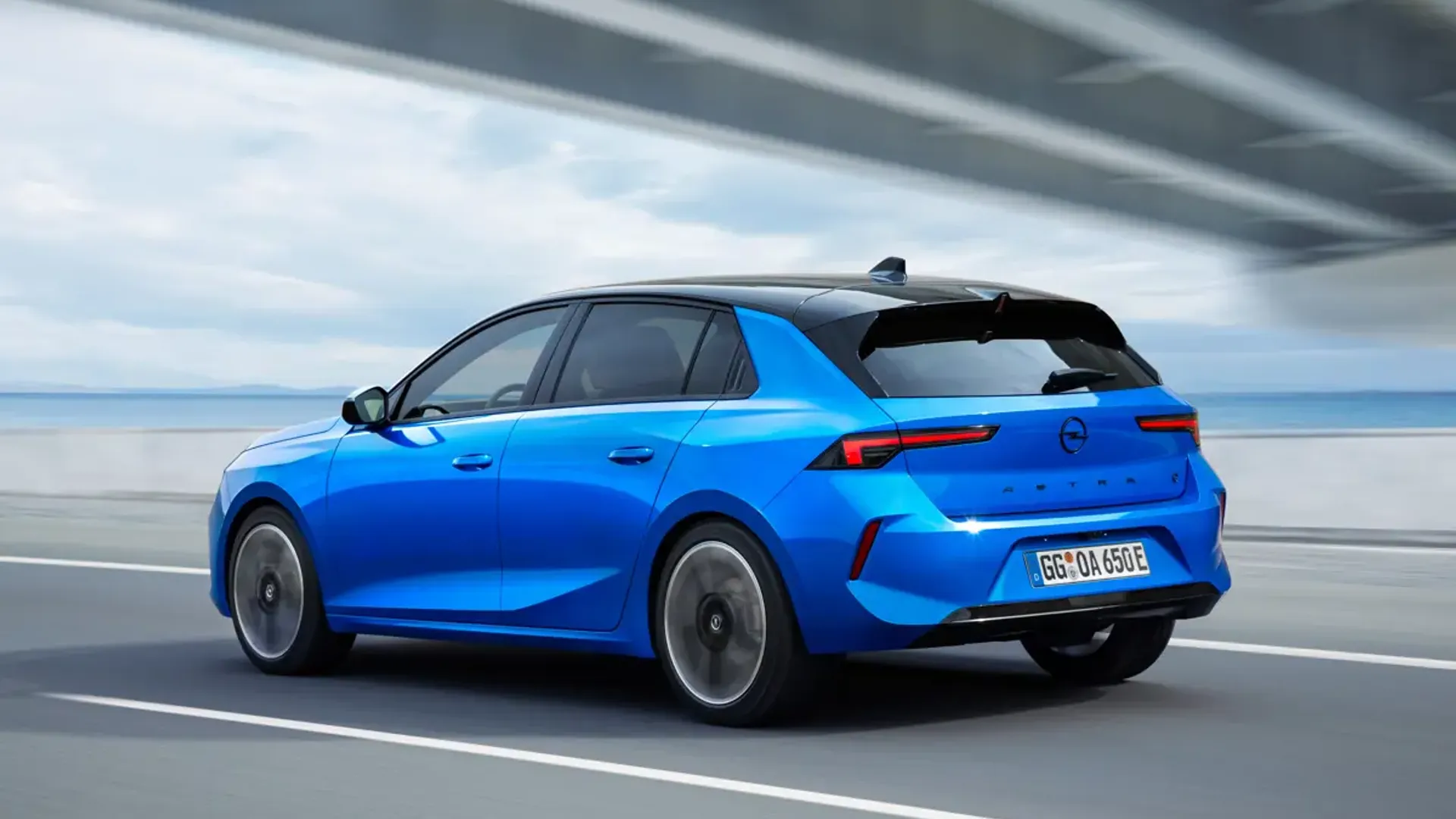 Elettronauti - Opel Astra Electric 54kWh - Grigio - Esterno - Vista anteriore a tre quarti