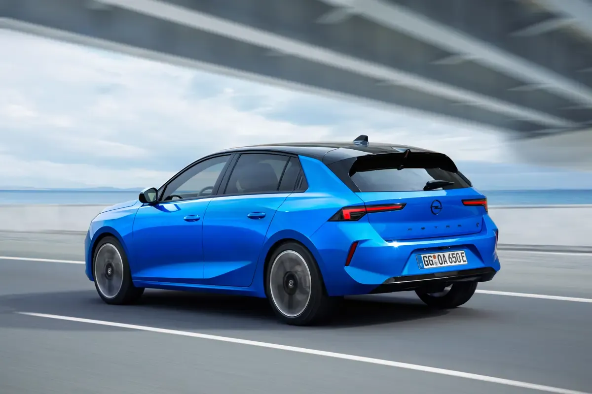Elettronauti - Opel Astra Electric 54kWh - Grigio - Esterno - Vista anteriore a tre quarti