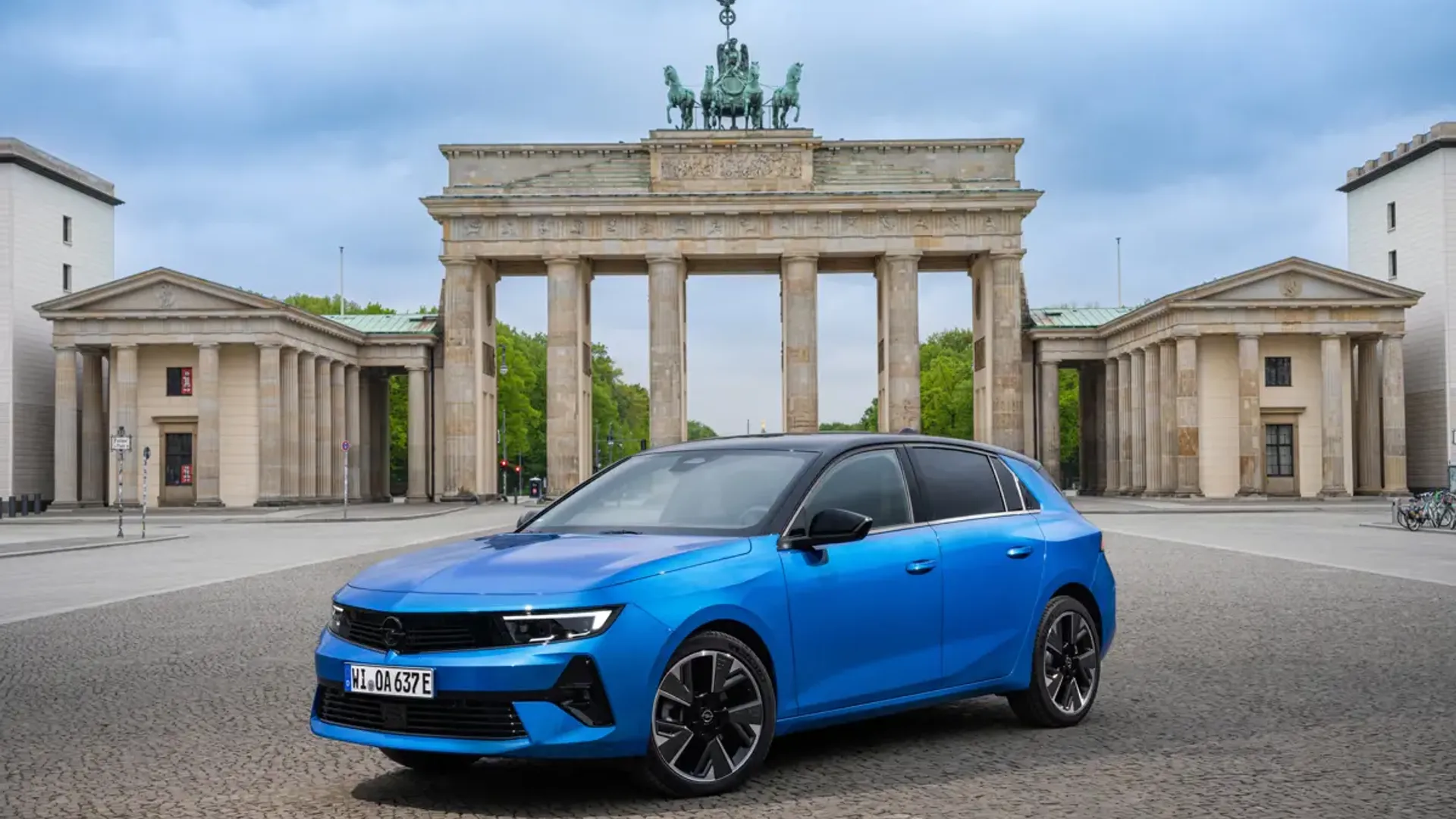 Elettronauti - Opel Astra Electric 54kWh - Light Blue - Esterno - Vista anteriore a tre quarti