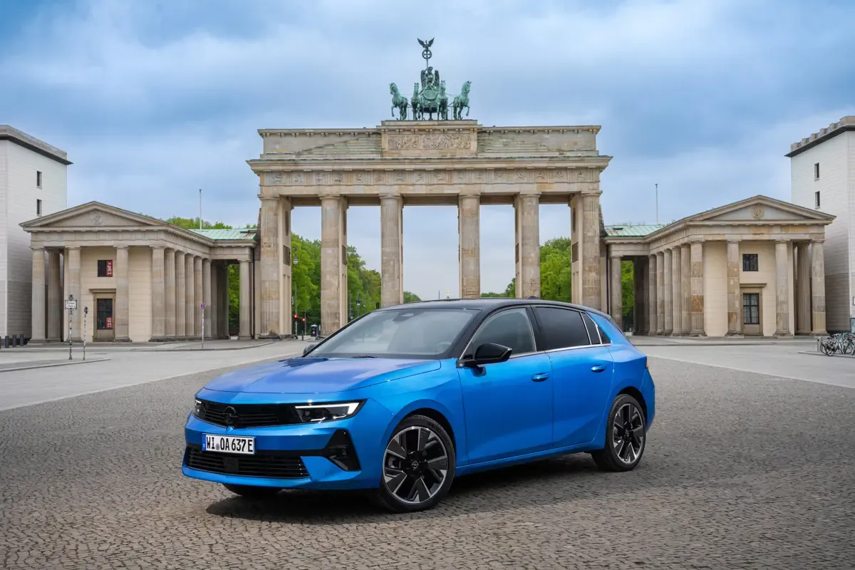 Elettronauti - Opel Astra Electric 54kWh - Light Blue - Esterno - Vista anteriore a tre quarti