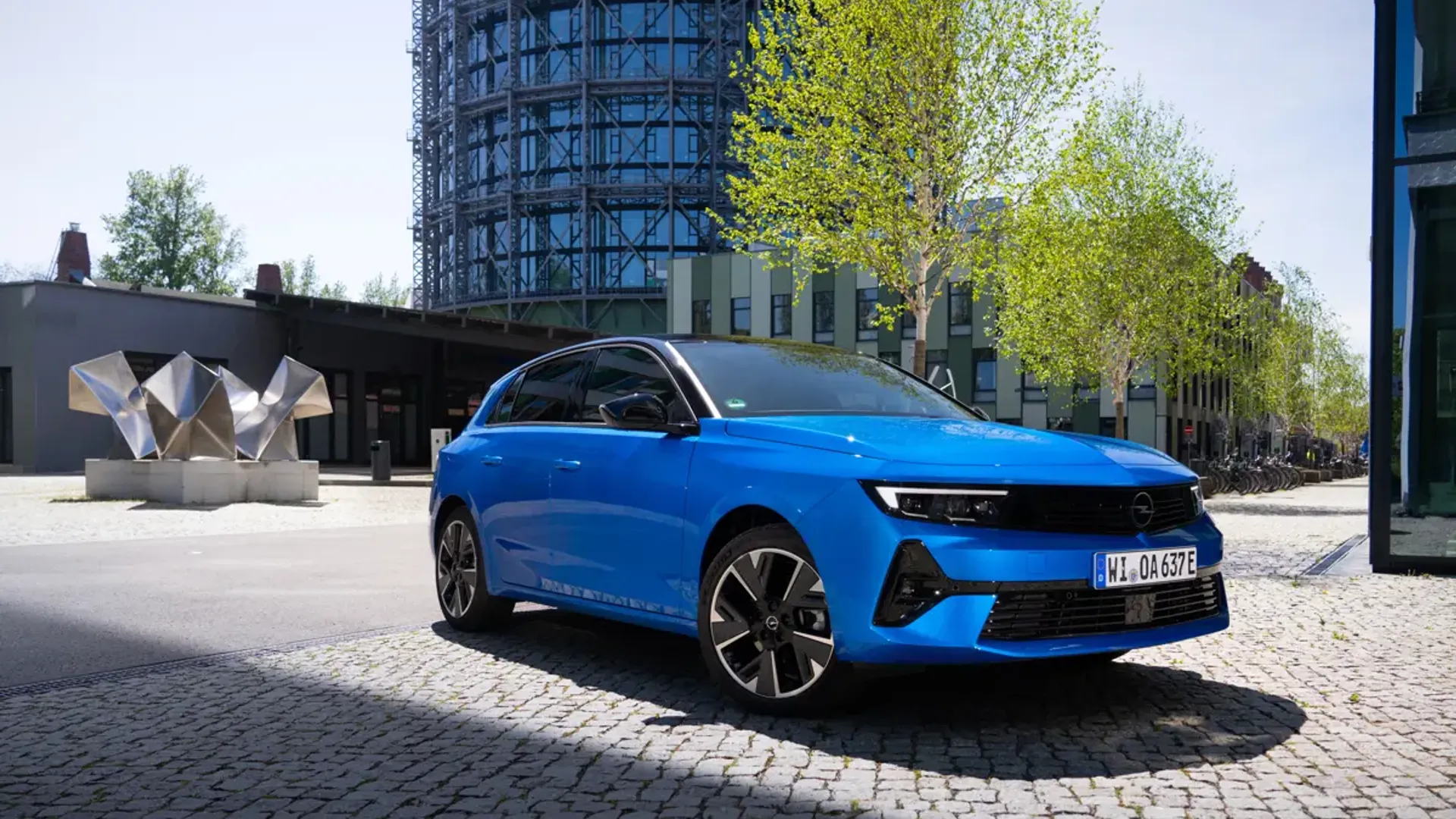 Elettronauti - Opel Astra Electric 54kWh - Argento - Esterno - Vista anteriore a tre quarti