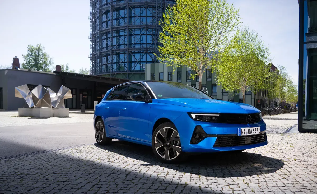 Elettronauti - Opel Astra Electric 54kWh - Argento - Esterno - Vista anteriore a tre quarti