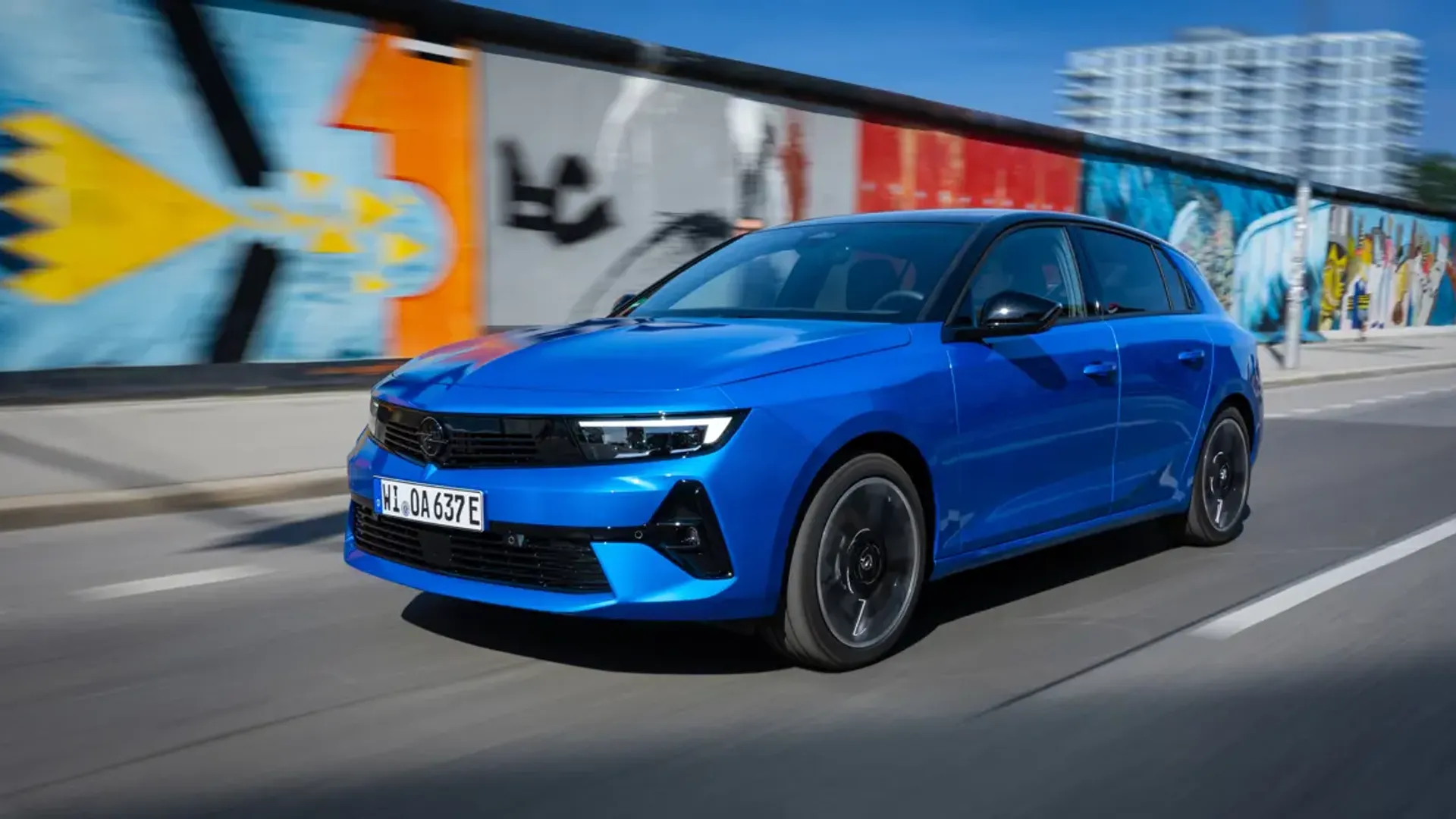 Elettronauti - Opel Astra Electric 54kWh - Bianco - Esterno - Vista anteriore a tre quarti
