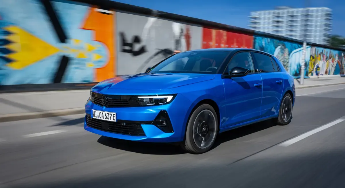 Elettronauti - Opel Astra Electric 54kWh - Bianco - Esterno - Vista anteriore a tre quarti