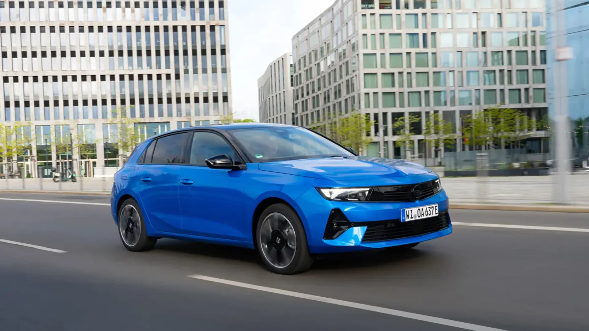 Elettronauti - Opel Astra Electric 54kWh - Bianco - Esterno - Vista anteriore a tre quarti