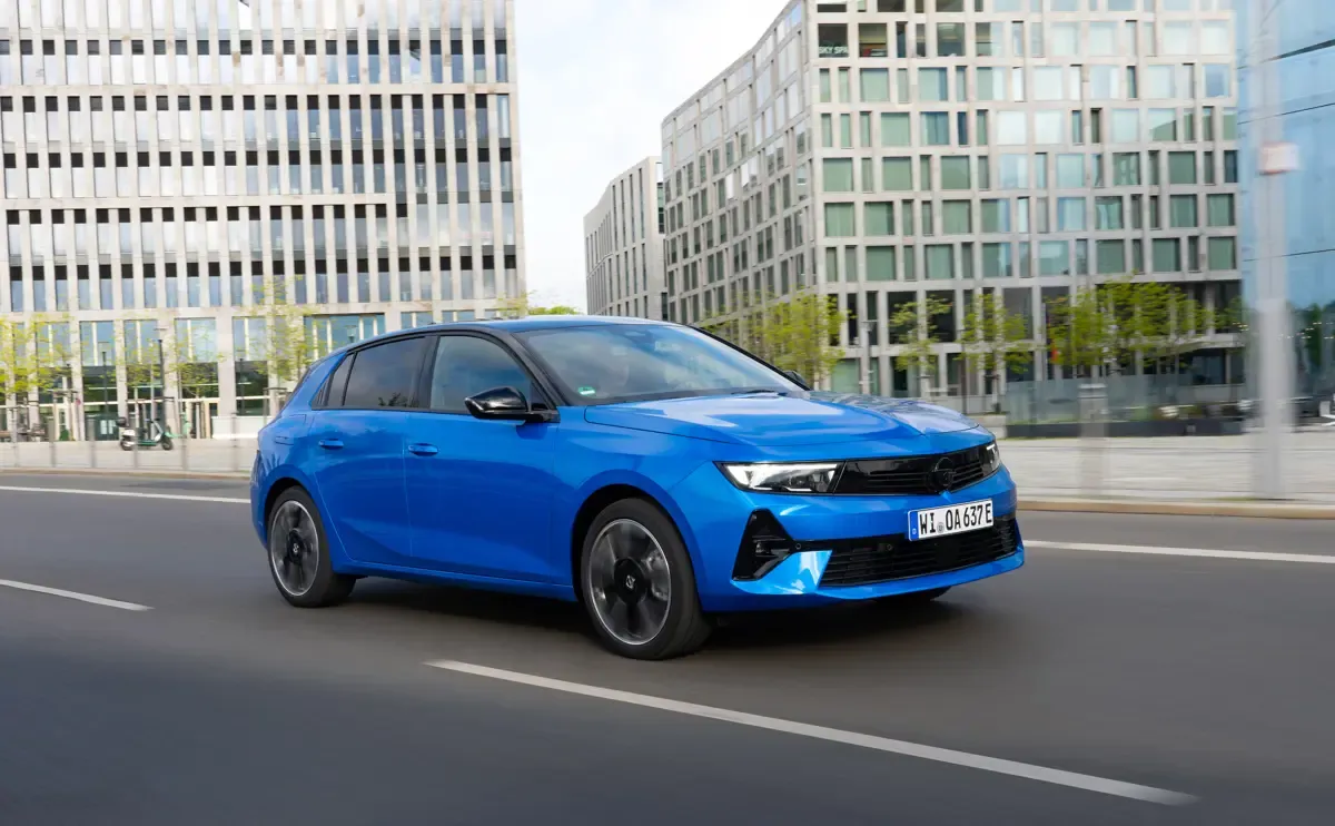 Elettronauti - Opel Astra Electric 54kWh - Bianco - Esterno - Vista anteriore a tre quarti