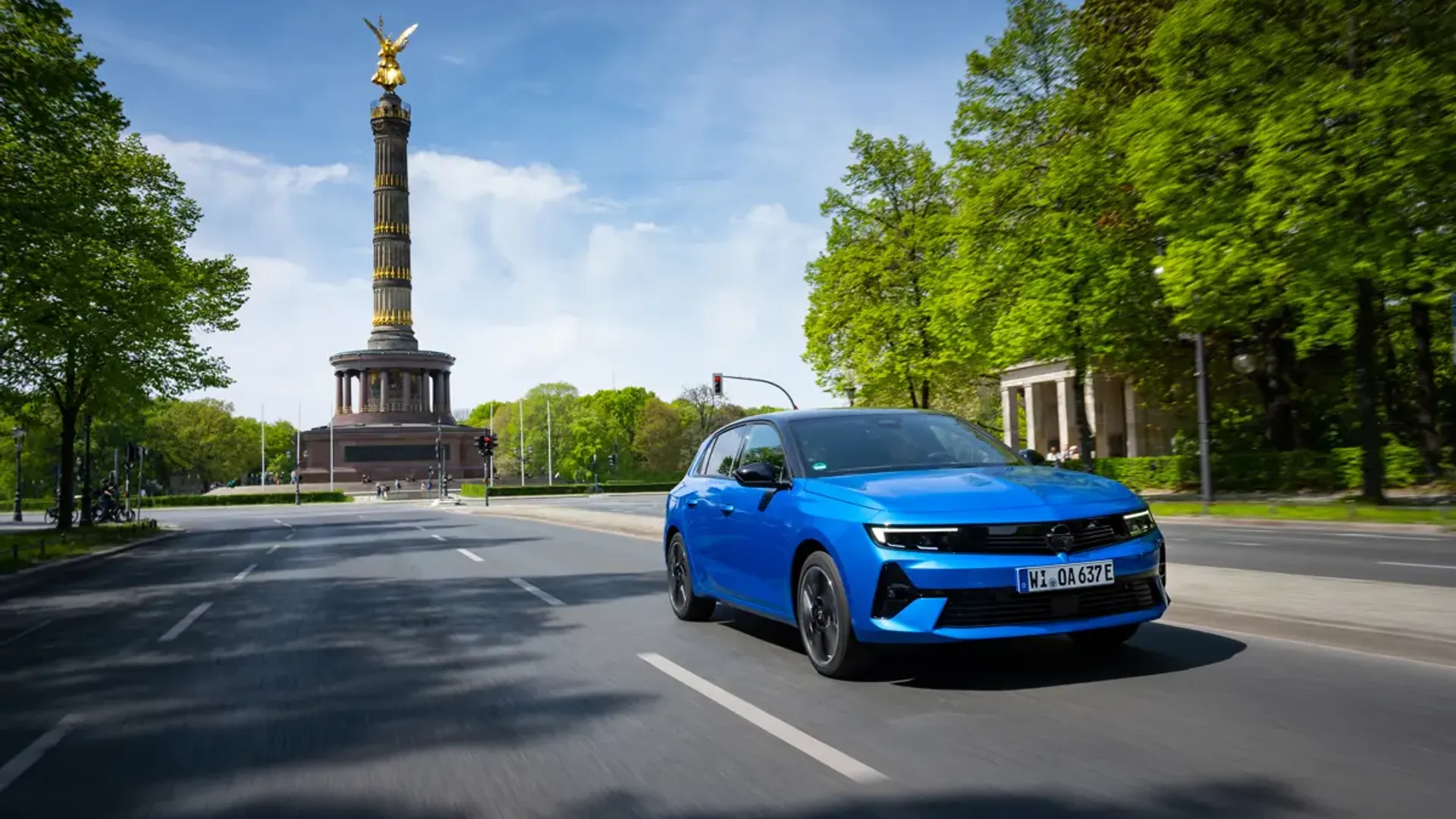 Elettronauti - Opel Astra Electric 54kWh - Bianco - Esterno - Vista anteriore a tre quarti