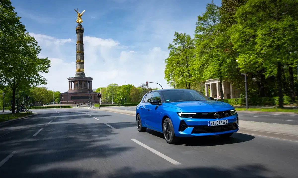 Elettronauti - Opel Astra Electric 54kWh - Bianco - Esterno - Vista anteriore a tre quarti