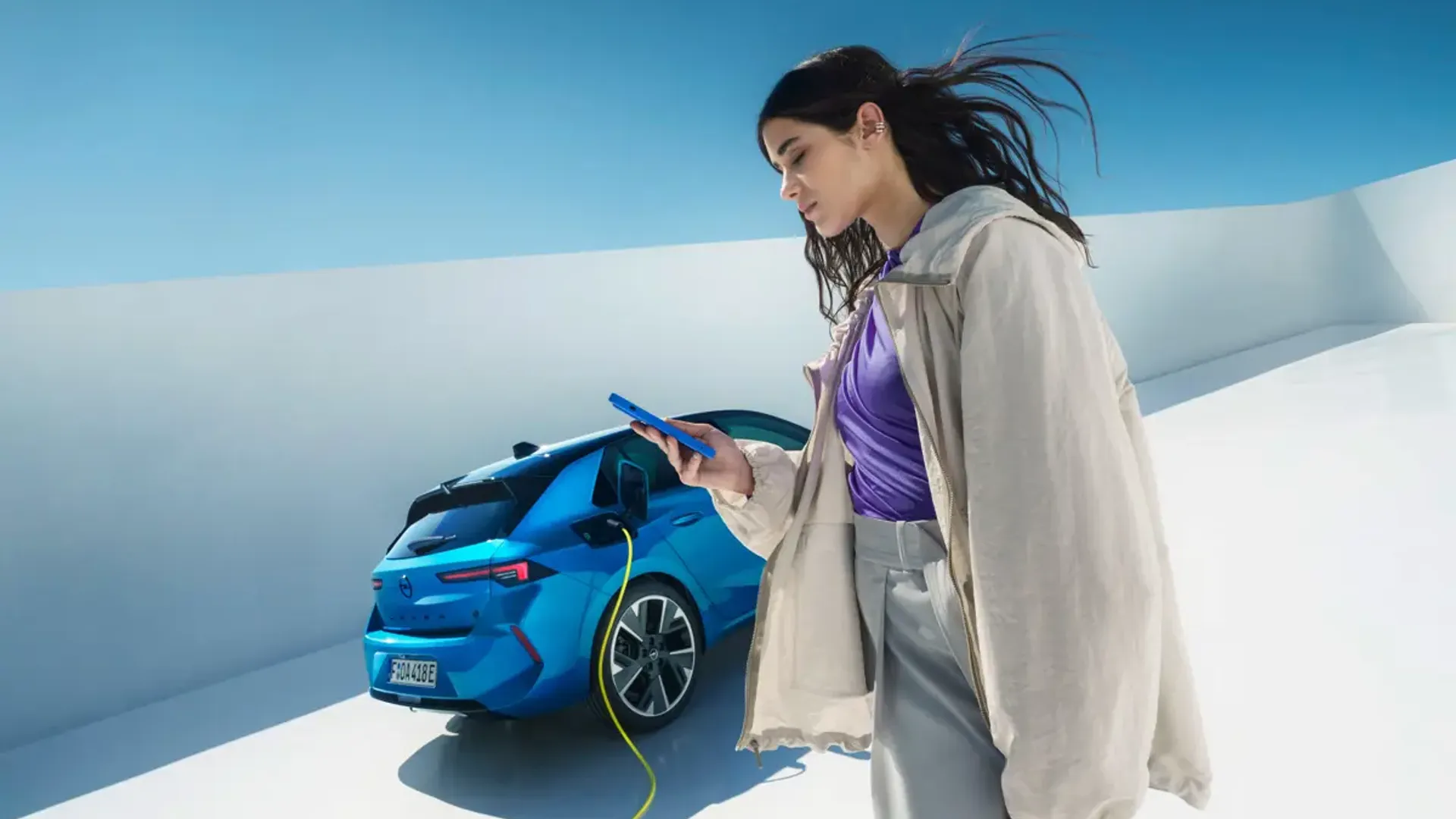 Elettronauti - Opel Astra Electric 54kWh - Bianco - Esterno - Vista anteriore a tre quarti